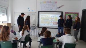 Alumnos solidarios de 1º de bachillerato explicar a compañeros de ESO y Primaria, la intimidad y respeto en las redes