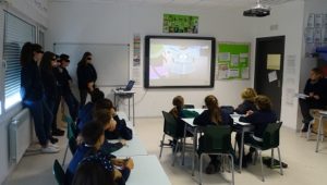 Alumnos solidarios de 1º de bachillerato explicar a compañeros de ESO y Primaria, la intimidad y respeto en las redes