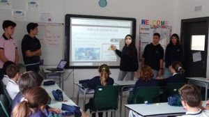 Alumnos solidarios de 1º de bachillerato explicar a compañeros de ESO y Primaria, la intimidad y respeto en las redes