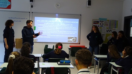 Alumnos solidarios de 1º de bachillerato explicar a compañeros de ESO y Primaria, la intimidad y respeto en las redes