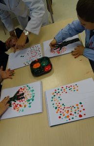 Pintando árboles usando mano y brazo como tronco en 1º de Primaria