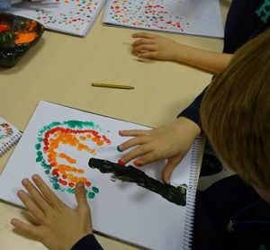 Pintando árboles usando mano y brazo como tronco en 1º de Primaria
