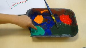 Pintando árboles usando mano y brazo como tronco en 1º de Primaria