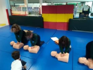 Taller de primeros auxilios en 4º de Primaria