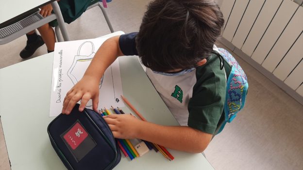Decorando mascarillas en 1º de Primaria