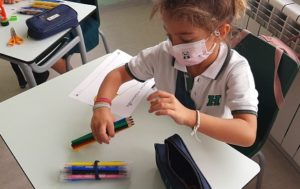 Decorando mascarillas en 1º de Primaria