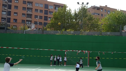 Practicando Footbaseball en Primaria