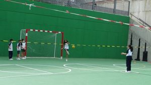 Practicando Footbaseball en Primaria