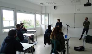 Delegados de clase de bachillerato se reúnen con el alcalde de Tres Cantos.