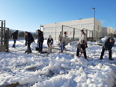 QUITANDO LA NIEVE DEL COLEGIO