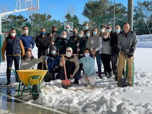 QUITANDO LA NIEVE DEL COLEGIO