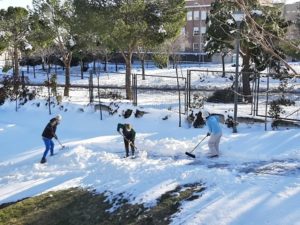 QUITANDO LA NIEVE DEL COLEGIO