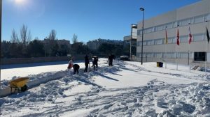 QUITANDO LA NIEVE DEL COLEGIO