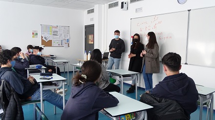 aNTIGUOS ALUMNOS VISITAN 2º DE bACHILLERATO