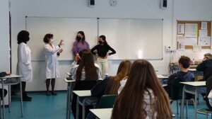 aNTIGUOS ALUMNOS VISITAN 2º DE bACHILLERATO