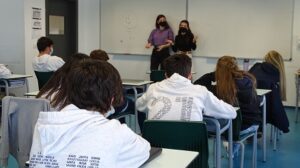 aNTIGUOS ALUMNOS VISITAN 2º DE bACHILLERATO