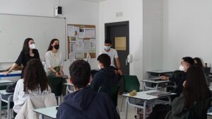 aNTIGUOS ALUMNOS VISITAN 2º DE bACHILLERATO
