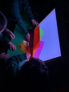 MEZCLA DE COLORES EN 1º NFANTIL