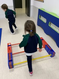 Giro, lanzamiento y equilibrio en 2º de Infantil